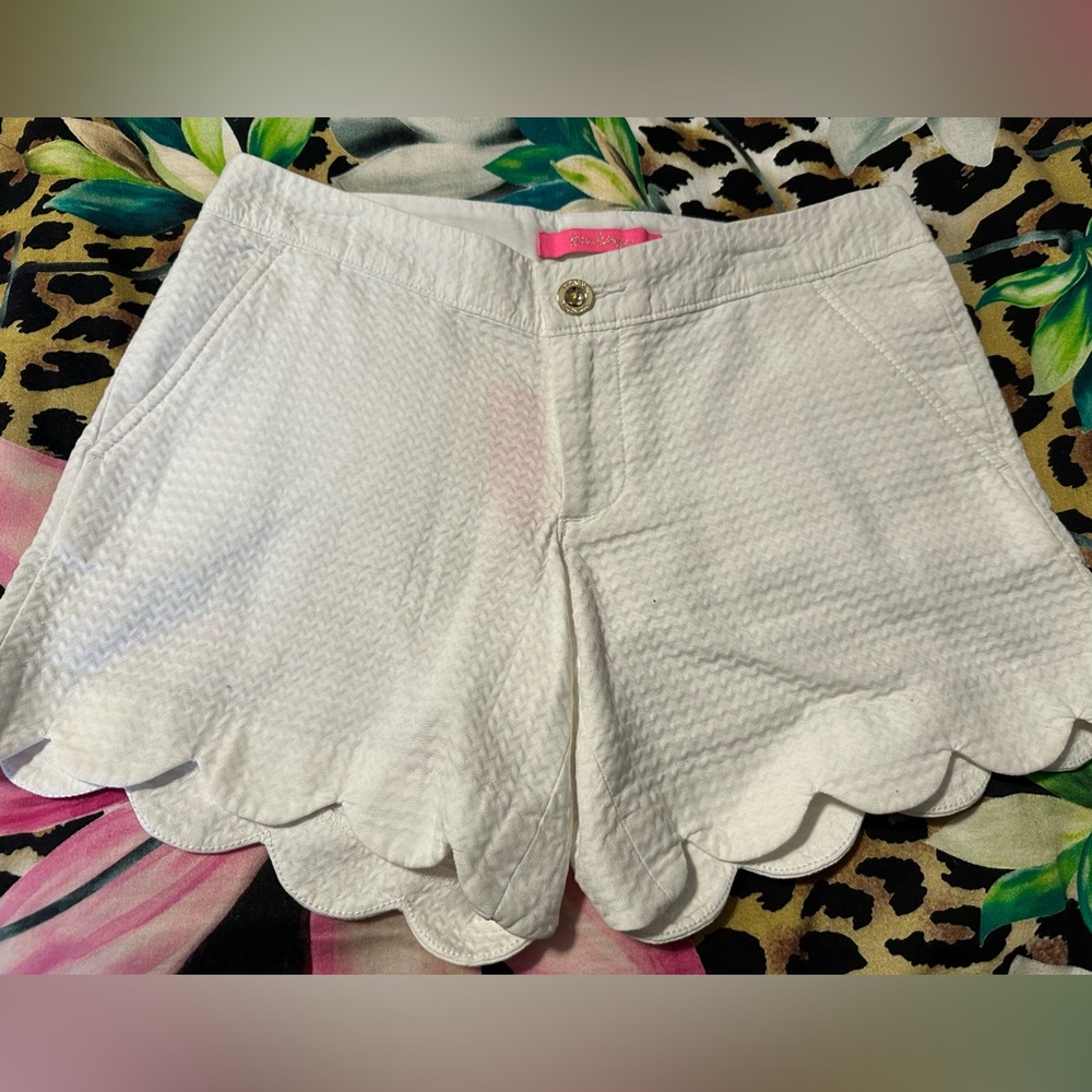 NWT Lilly Pulitzer Buttercup short in Resort white $64+